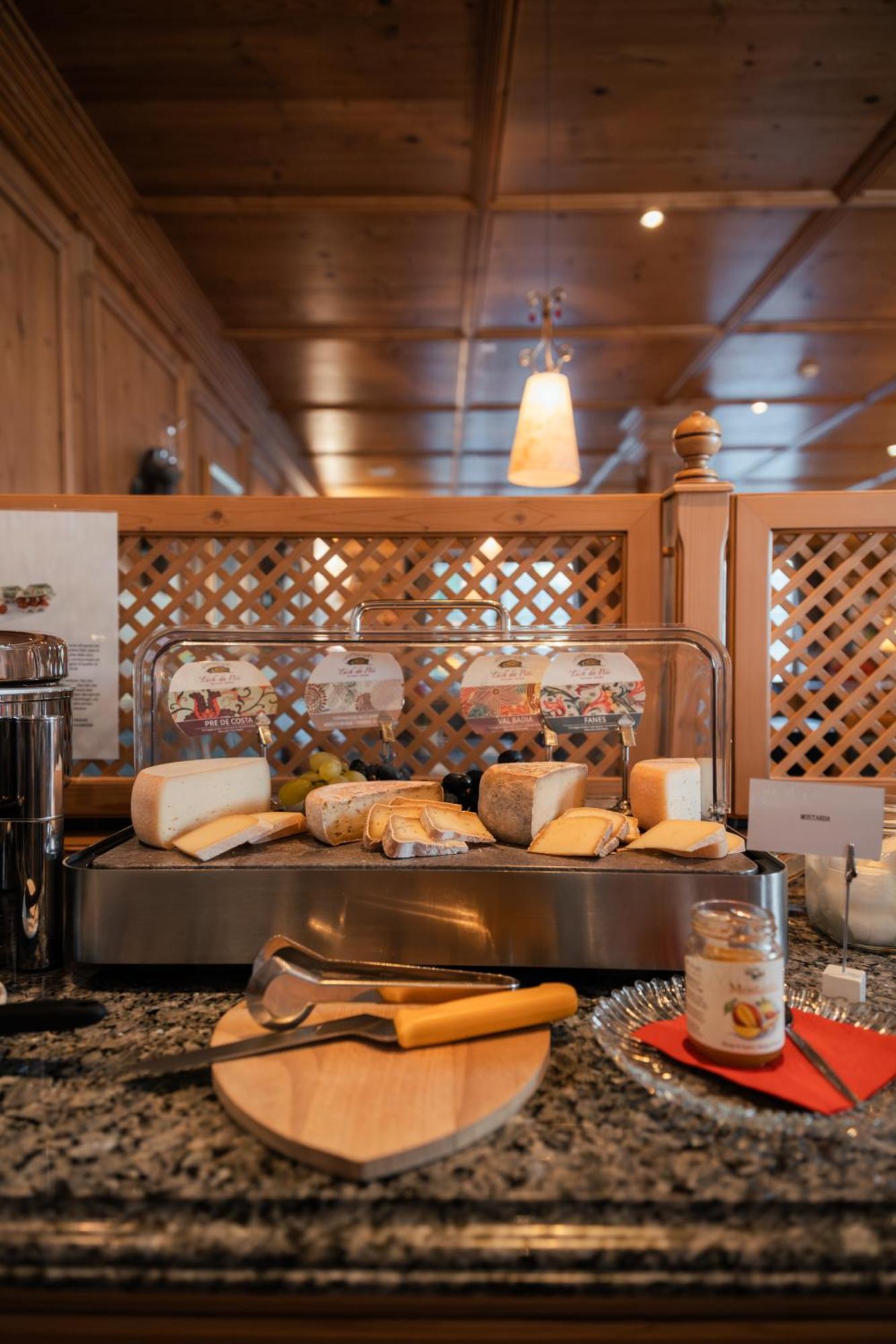 Luech Da Pcei Hotel San Cassiano  Ngoại thất bức ảnh