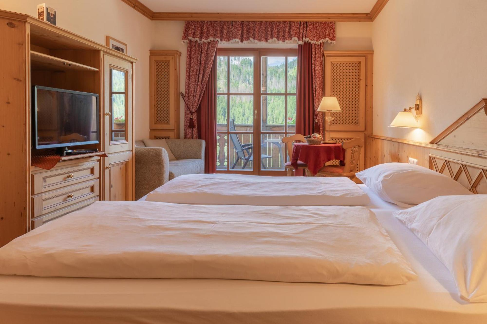 Luech Da Pcei Hotel San Cassiano  Ngoại thất bức ảnh