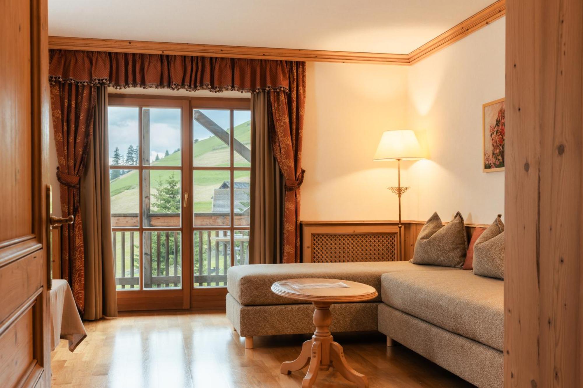 Luech Da Pcei Hotel San Cassiano  Ngoại thất bức ảnh