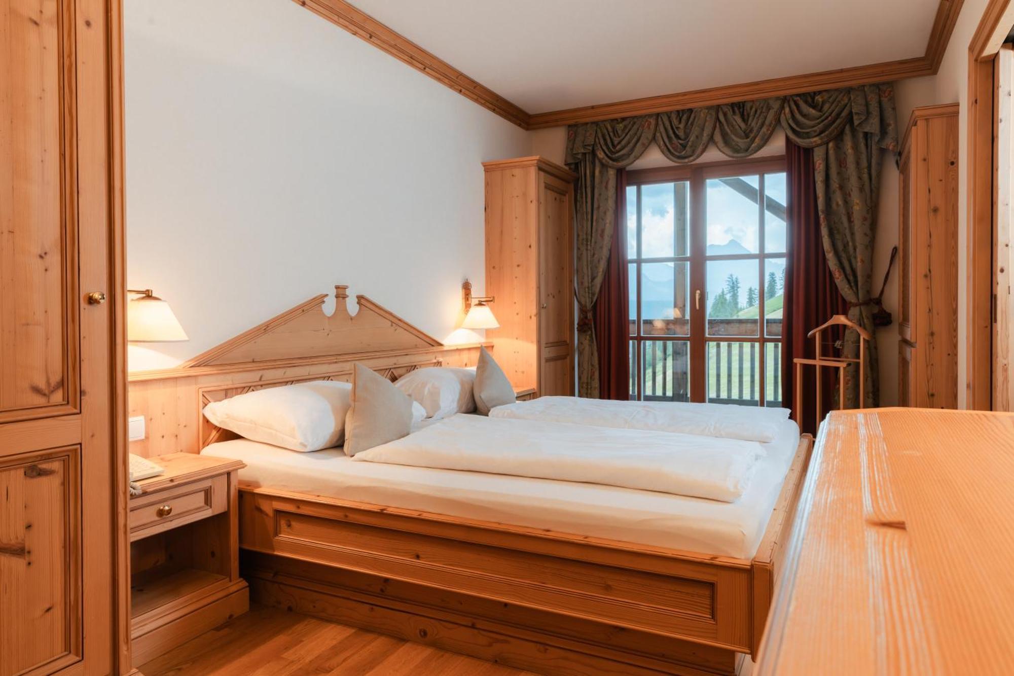 Luech Da Pcei Hotel San Cassiano  Ngoại thất bức ảnh